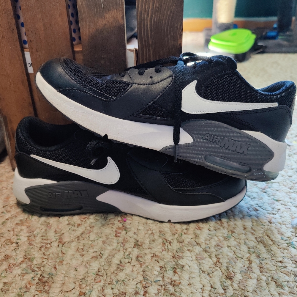 Nike Black & White Air Max Excee Sneakers Big Kids 7Y Very Gently Worn